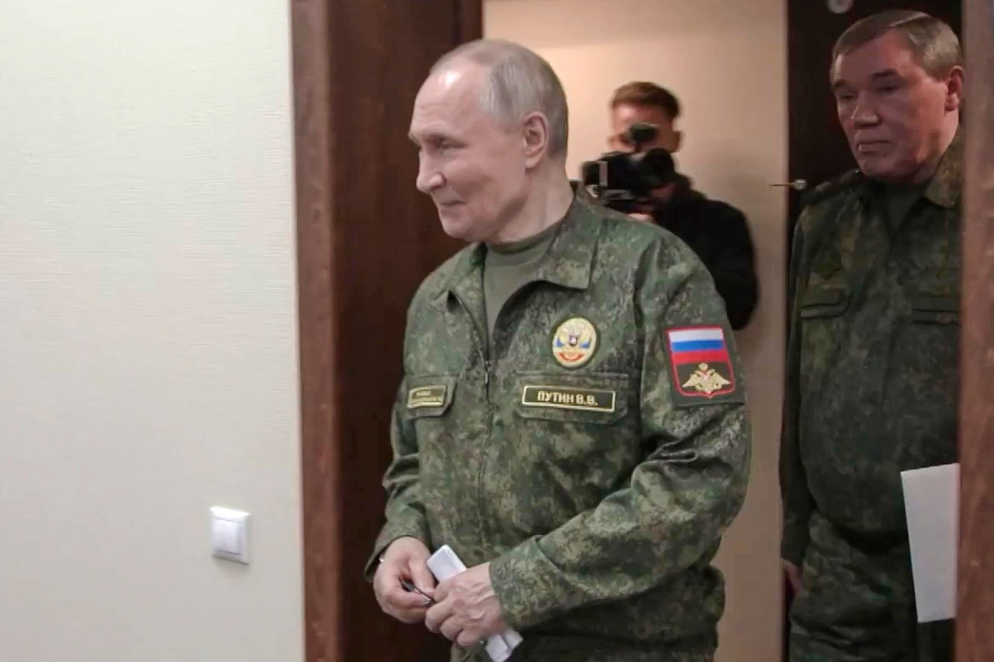 El presidente ruso, Vladímir Putin, ingresa al salón en donde hizo el anuncio