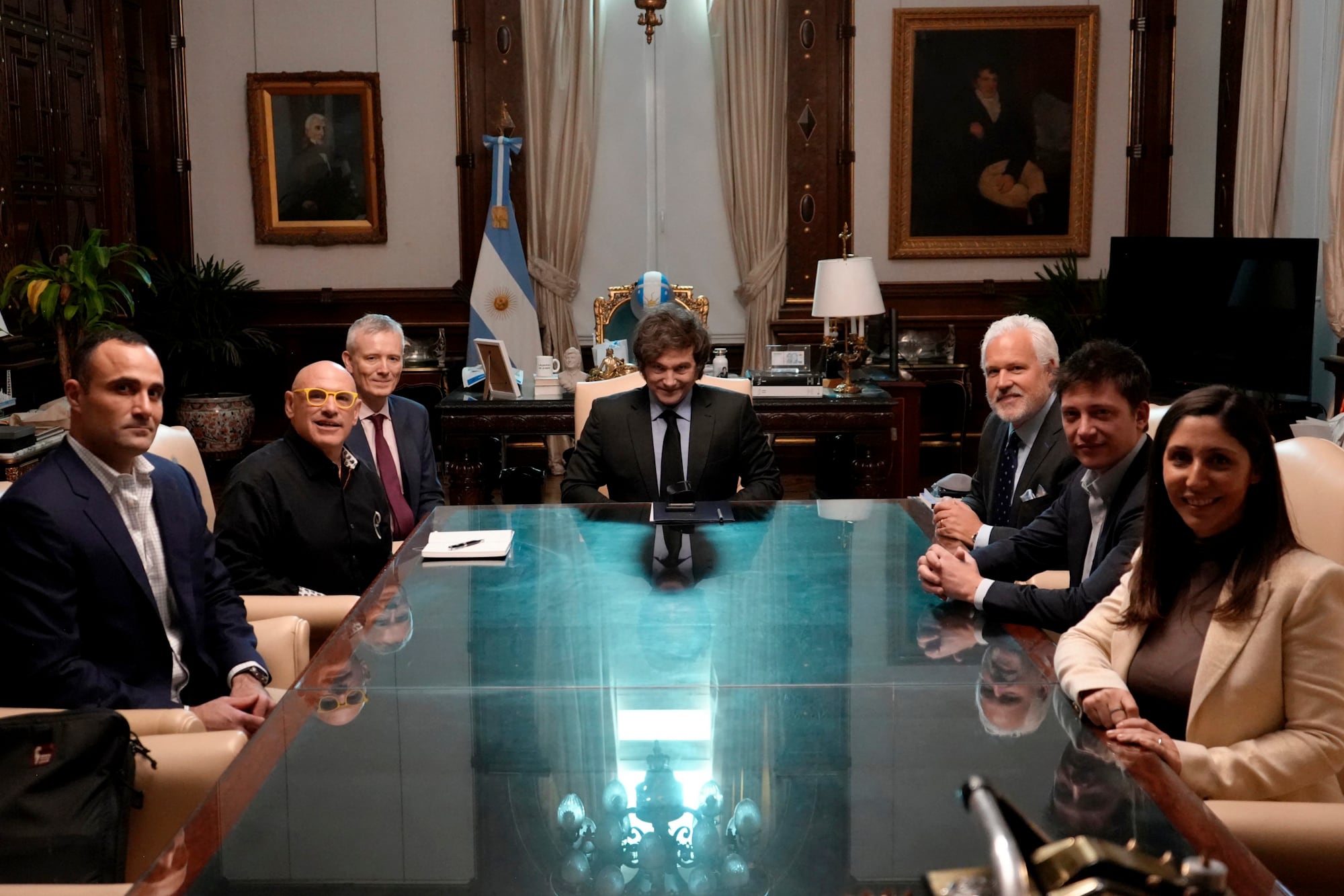 El Presidente Javier Milei recibió en Casa Rosada al Fundador y CEO de la CPAC, Matt Schlapp, y a los empresarios estadounidenses Rob Citrone y Matt Dellorfano. También estuvieron el asesor presidencial Santiago Caputo y la CEO de CPAC Argentina, Soledad Cedro