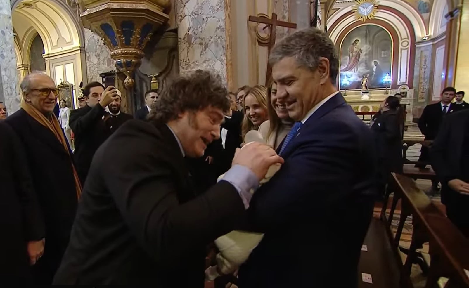 Javier Milei saluda a Jorge Macri, que le da la mamadera a su bebé