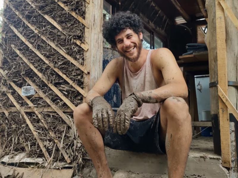 Jerónimo, el hijo hippie de Julián Weich, mostró cómo funciona la biopiscina de su casa sustentable