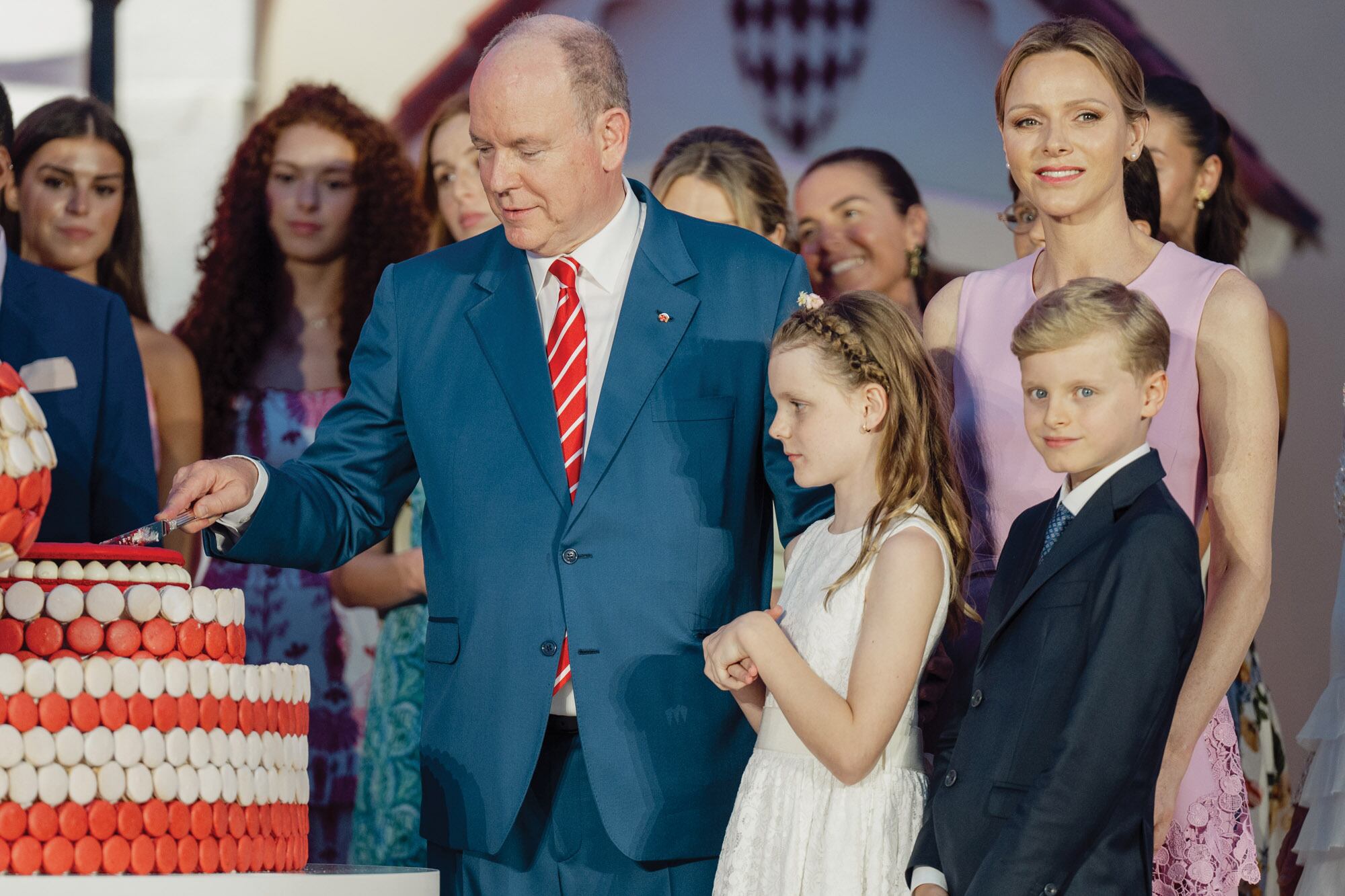 El momento en el que el príncipe Alberto –acompañado de sus hijos, los mellizos Jacques y Gabriella, y de su mujer, la princesa Charlene– corta la gigantesca torta de macarons con los colores de la bandera monegasca.