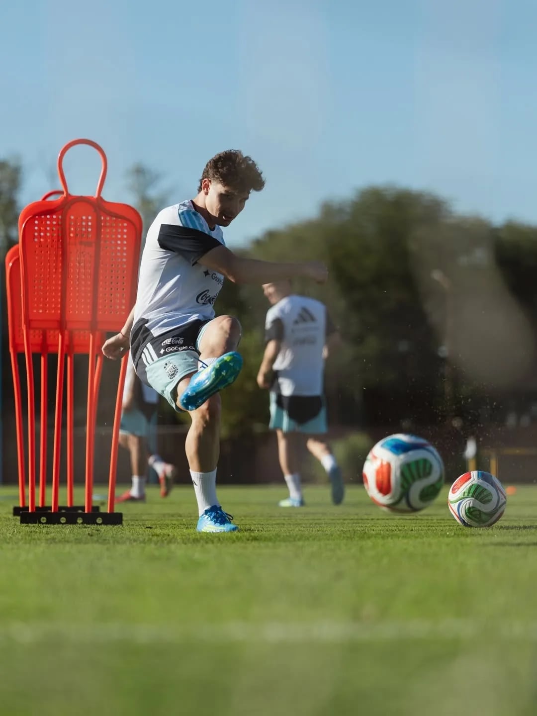 Julián Álvarez no sumó minutos en los amistosos por una molestia en el tobillo derecho y busca llegar al ciento por ciento para el debut mundialista frente a Argelia, en Kansas City.