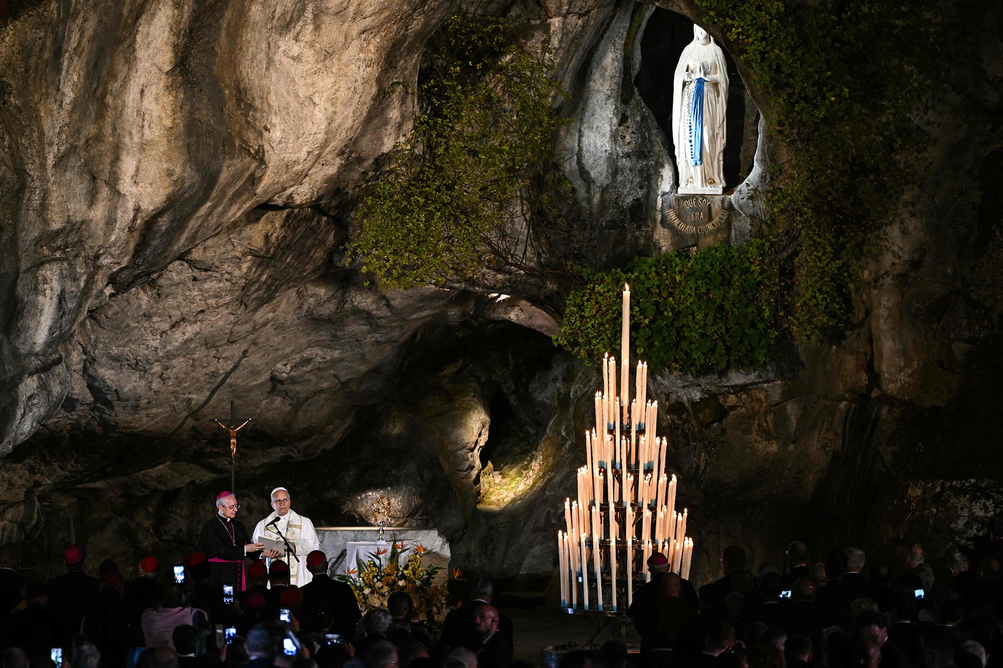 El papa León XIV dirige una oración junto a los fieles en el Santuario de Nuestra Señora de Lourdes, el 26 de septiembre de 2026