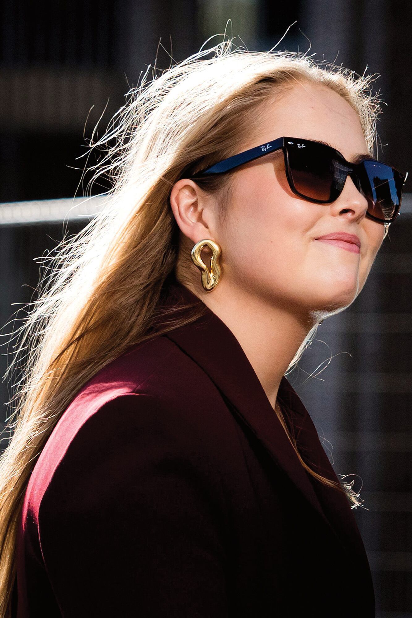 En su paso por el distrito de
Zuidoost, lució un conjunto de tres piezas
de la firma española Mango, mismo look
que llevó en la ceremonia de apertura de
los Juegos Olímpicos de Invierno MilanoCortina. Eligió accesorios dorados y
lentes de sol Ray-Ban, modelo Wayfarer