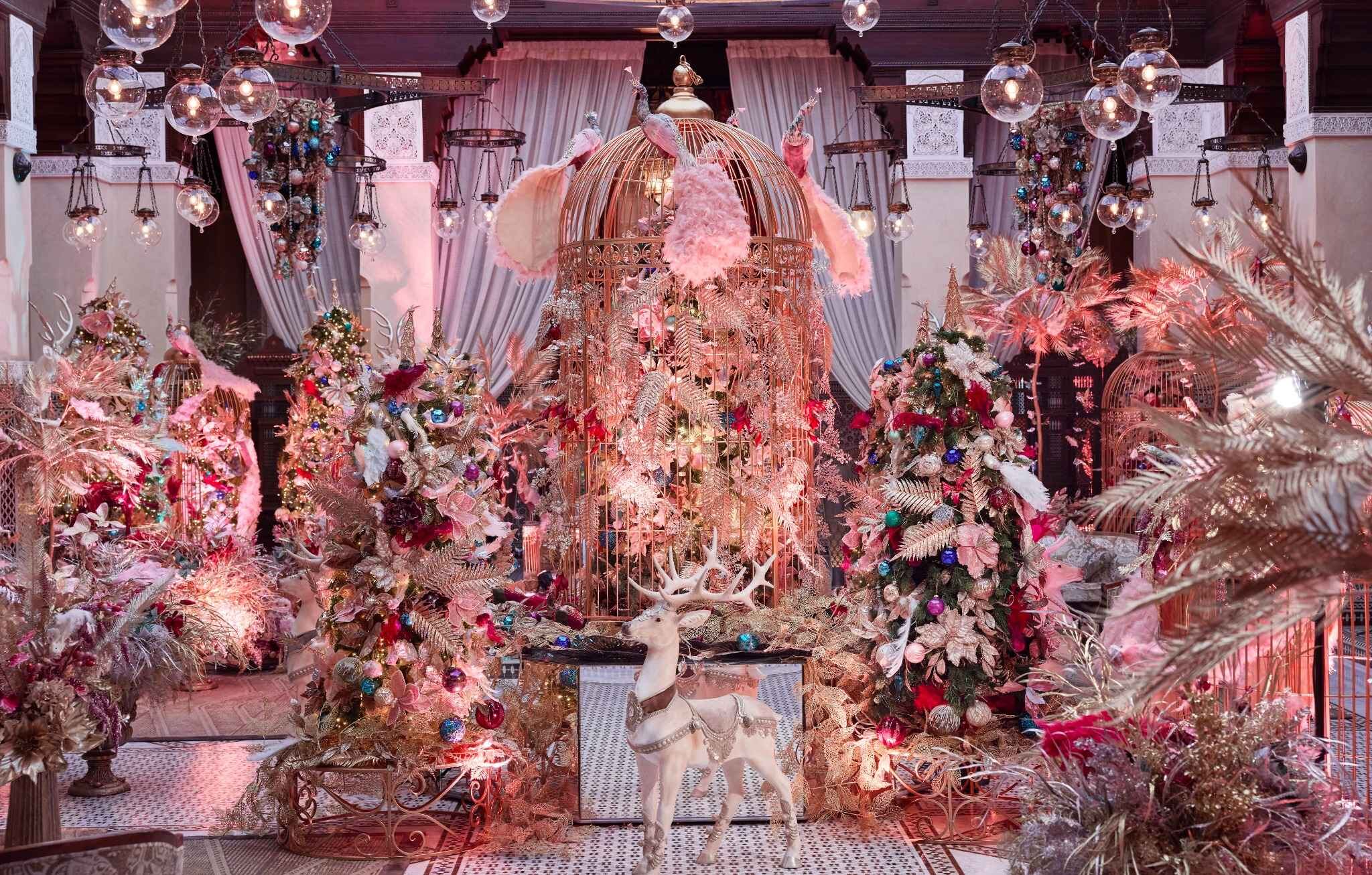 Royal Mansour, en Marruecos, uno de los más lujosos del mundo, transforma el patio central en un jardín encantado con esculturas luminosas de pájaros, vegetación y composiciones que evocan un ballet aéreo.