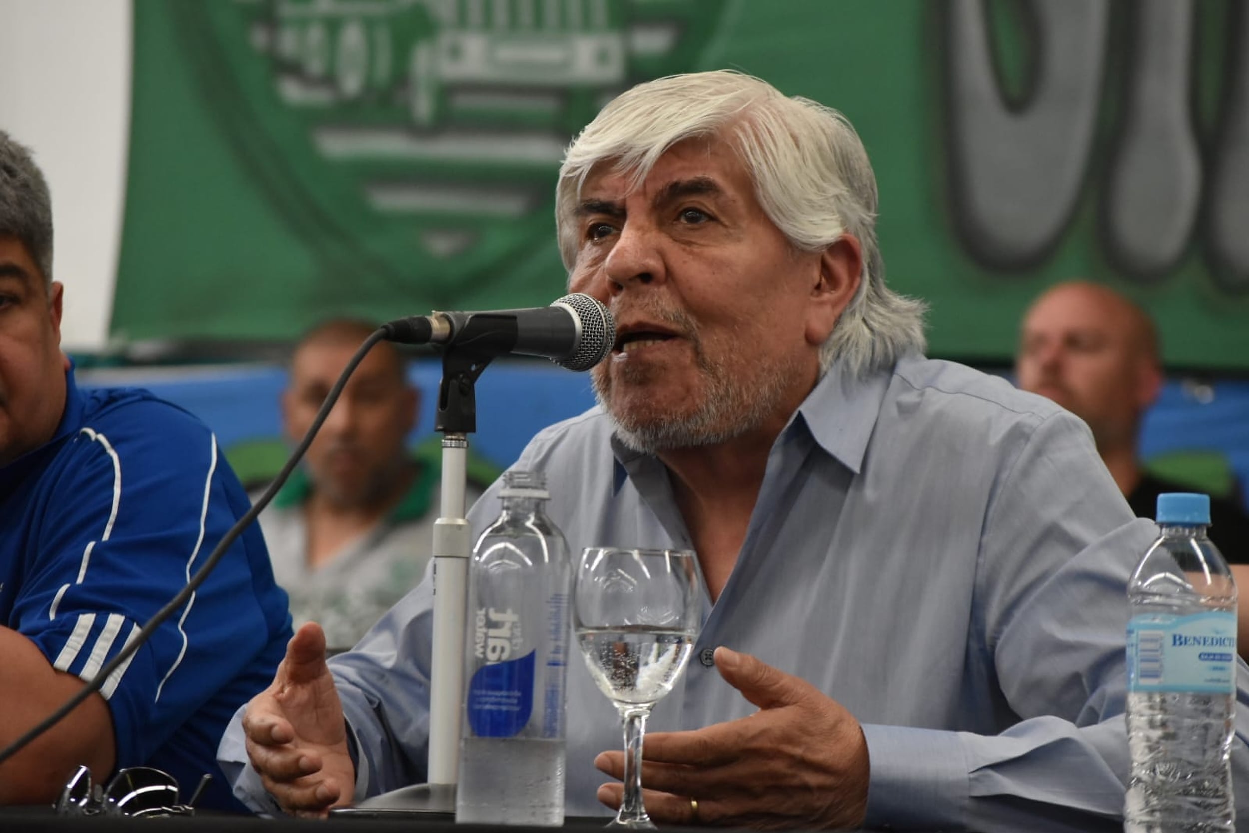 En un plenario de delegados del Sindicato de Camioneros, Hugo y Pablo Moyano ratificaron el paro del 24 de enero.