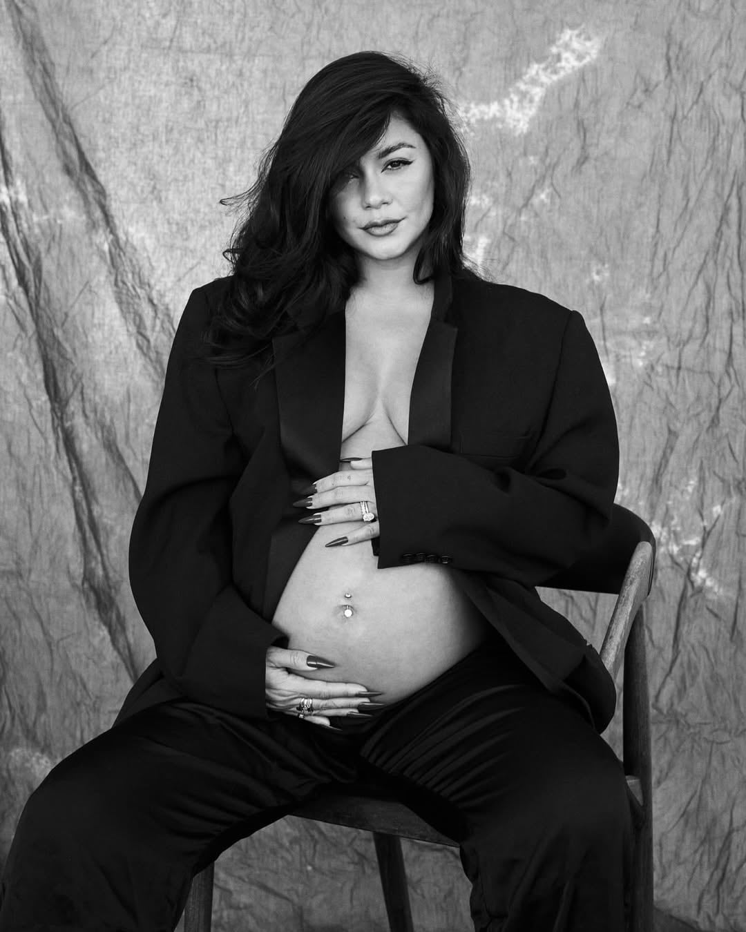 La actriz posó con su panza de embarazada (Foto: Instagram @vanessahudgens)