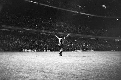 6) Marcos Conigliaro festeja su gol en la gran final ante Manchester United; el cabezazo del atacante le dio el título mundial a Estudiantes