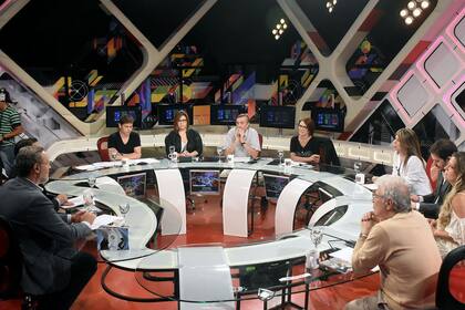 6 7 8, programa de televisión emitido por la TV Pública, con Carlos Barragán, Jorge Dorio y un Sandra Russo, Nora Veiras, Dante Palma, Orlando Barone, Cynthia García, Edgardo Mocca y Mariana Moyano.