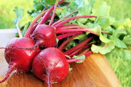 6 alimentos que ayudan a bajar los niveles de ácido úrico en la sangre