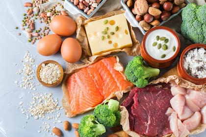 6 alimentos que ayudan a bajar los niveles de ácido úrico en la sangre
