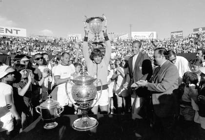 6) Coronación: después de 17 años, un argentino vuelve a ganar el Abierto de la República. El último, en 1956, había sido Enrique Morea, que le entregó el trofeo a Vilas.