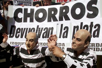 6 de diciembre de 2001: tras el anuncio del corralito la gente protesta en la calle contra Domingo Cavallo