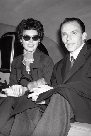 6 de noviembre de 1952: Frank Sinatra y Ava Gardner, su segunda mujer, parten de Londres en viaje a África, donde ella filmaría una película. Vivieron uno de los romances más apasionados de la década del 50 y, aunque estuvieron juntos seis años, el amor que se tenían los acompañó hasta la muerte.

