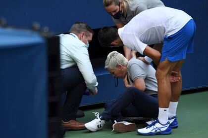 El pelotazo de Djokovic en 2020 fue más débil que el de Michelsen, pero afectó a una jueza, que pareció tener problemas para respirar; ella se compuso, pero el serbio fue expulsado del Abierto de Estados Unidos.