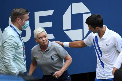 Novak Djokovic contó que pudo hablar con la juez de línea a quien agredió de manera accidental 