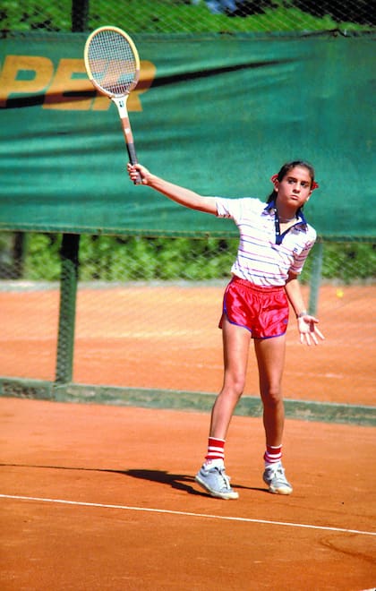 6) El revés, una marca registrada de la carrera de Sabatini: aquí, en 1980, en Buenos Aires, con una raqueta Wilson Chris Evert.