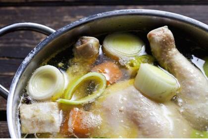 El agua de la sopa ayuda con la hidratación, que suele ser un problema cuando tenemos un resfriado