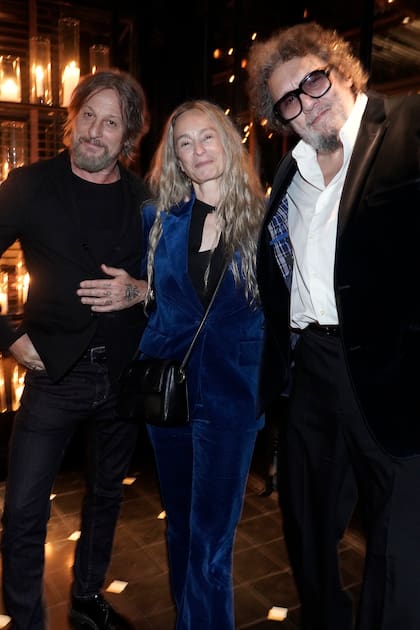 Federico Bonomi, dueño de la marca Kosiuko, junto a la decoradora Delfina Vázquez Maiztegui y su marido, Ramiro Agulla