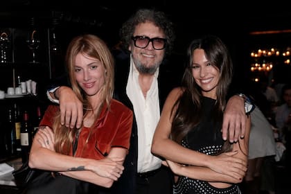 El creativo publicitario Ramiro Agulla rodeado de dos beauties: María Campos y Pampita