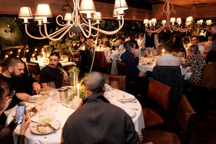 Una vista de las mesas en uno de los dos pisos del restaurante. En total, fueron trescientos invitados