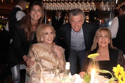 Juliana Awada y Mauricio Macri se acercaron a saludar a Chiquita y a su hija, Marcela Tinayre