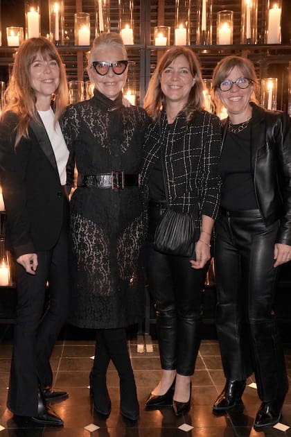 Lola, Paz y Agustina Caradonti junto a su mamá, Grace Gold. Las hermanas ambientaron el restaurante con velas, candelabros de piedra y centros de mesa de flores, frutas y vegetales de estación