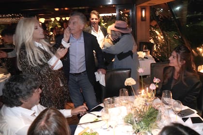 Susana y Macri intercambian bromas mientras Mecha Sarrabayrouse, la hija de Su, se abraza con Graciela Borges