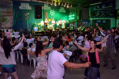 Las peñas: el alma del festival de Cosquín