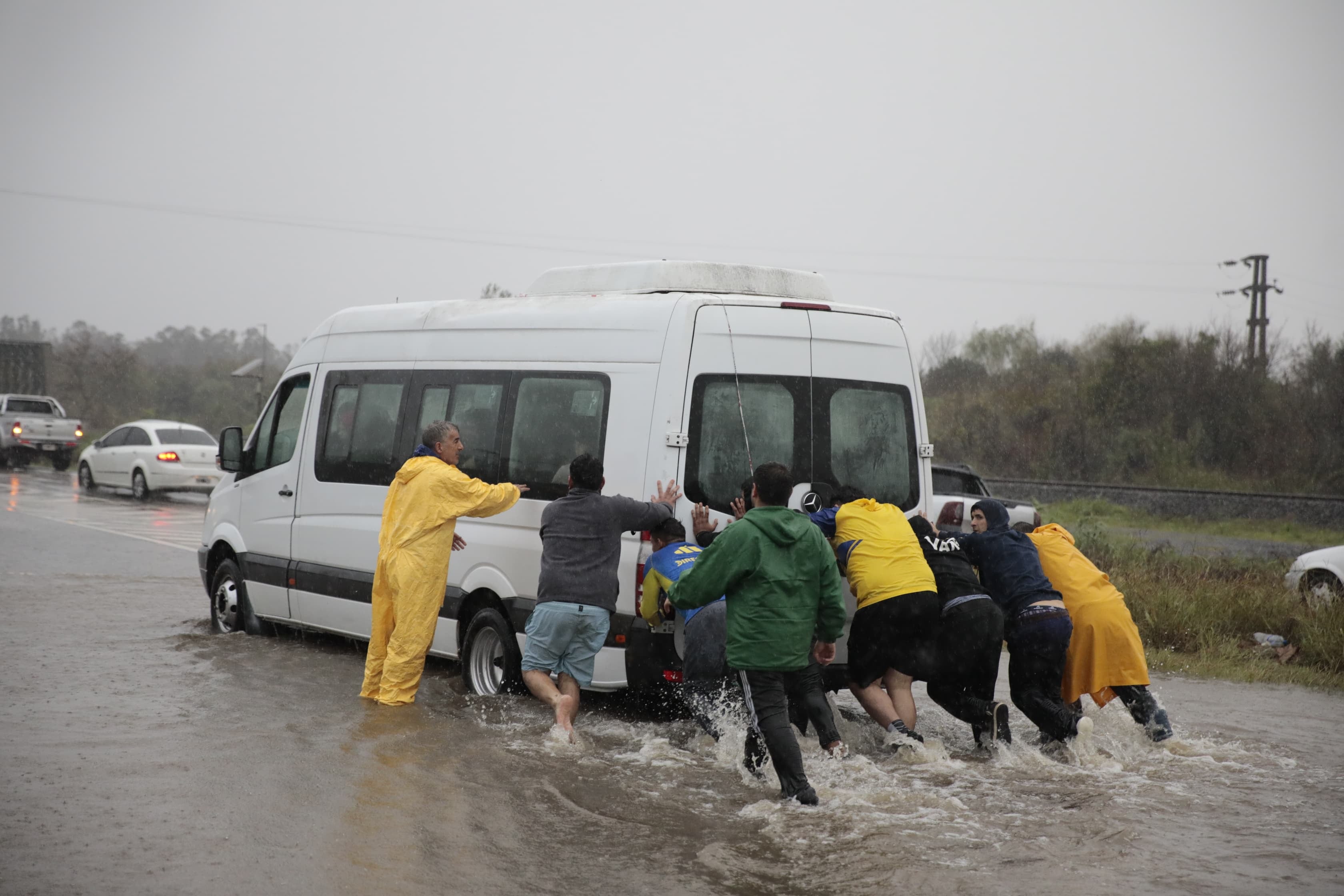 Acceso a Zárate Ruta 6 cortada por inundación