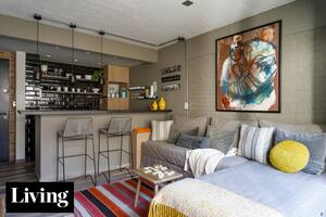 Una pareja cordobesa armó con ingenio su base porteña, donde duermen, cómodas, hasta 4 personas