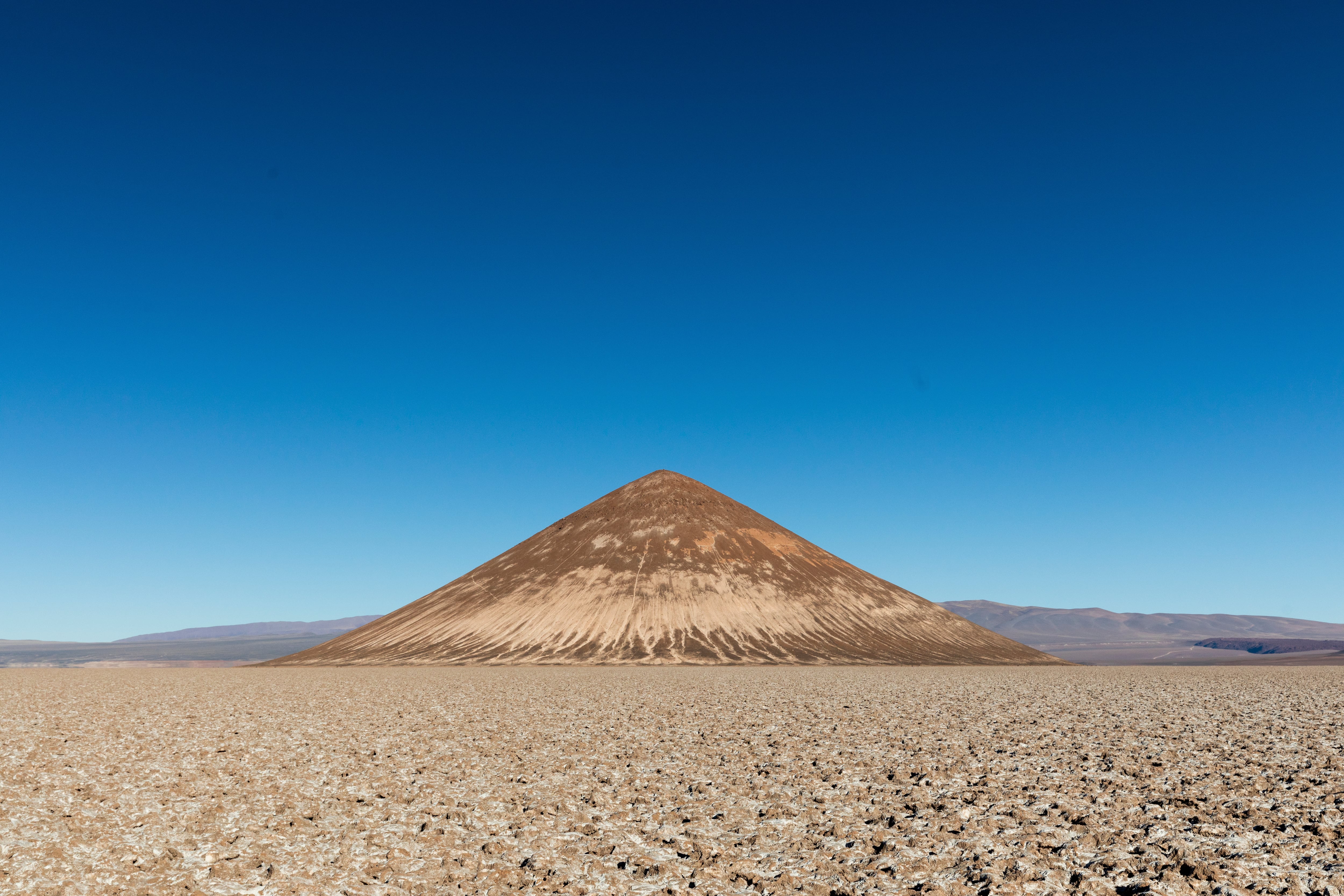 El Cono de Arita emerge solitario en la inmensidad del salar de Arizaro