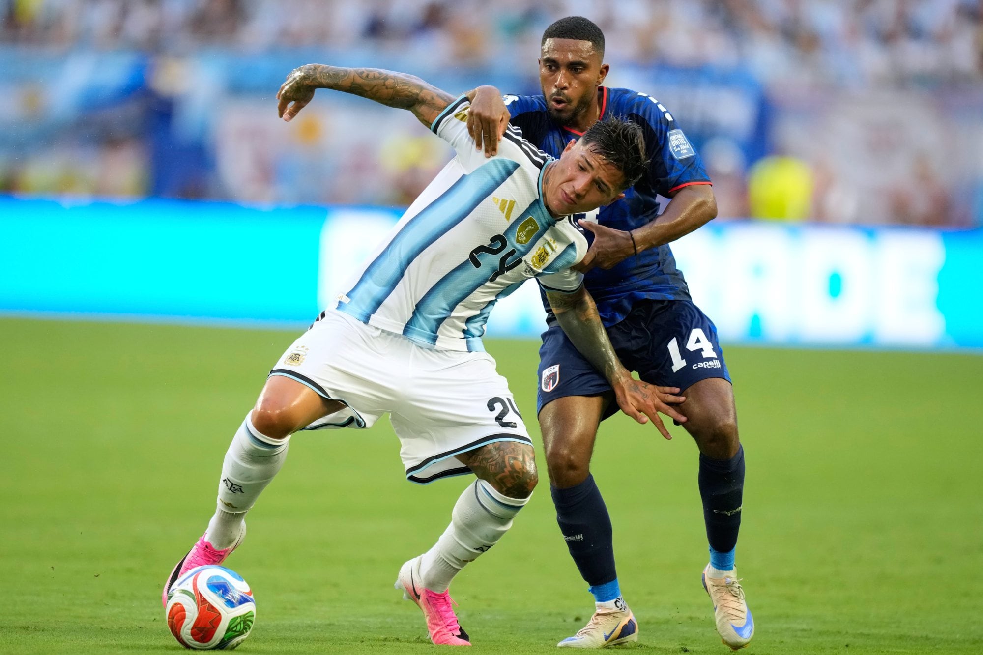 Enzo Fernandez aguanta la pelota ante Deroy Duarte