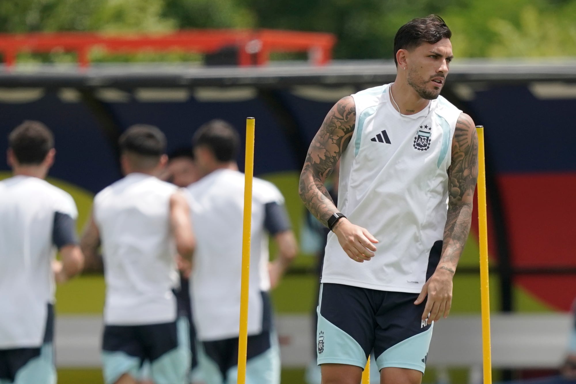 Lionel Scaloni confirmó que Leandro Paredes va a estar disponible para el partido ante Egipto: “Va a jugar” 7 Leandro Paredes entrena en Kannesaw Estate University de Atlanta junto a sus compañeros