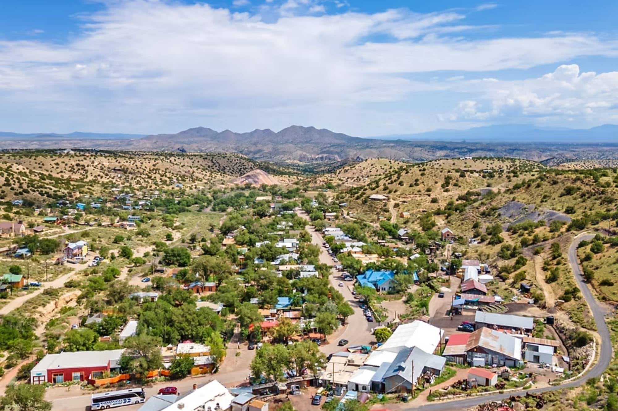 El pueblo “hippie” de Nuevo México con menos de 300 habitantes donde no hay cadenas comerciales