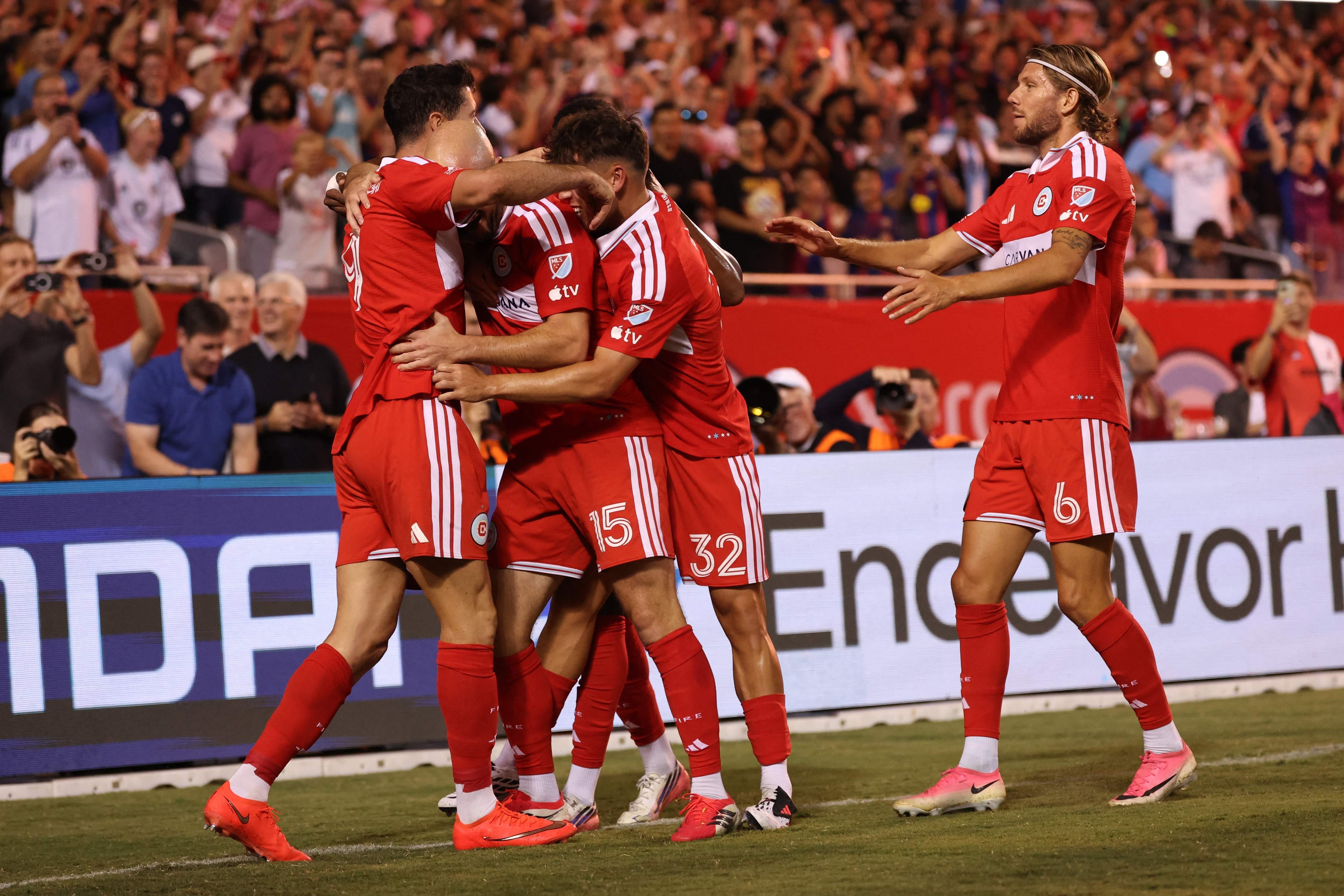 Los jugadores de Chicago Fire celebran el gol de Robert Lewandowski ante Inter Miami