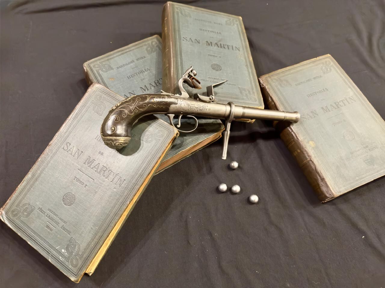 Réplica de la pistola de San Martín hecha por Osvaldo y Martín, junto con la biografía del prócer escrita por Bartolomé Mitre