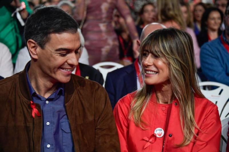 La esposa de Pedro Sánchez, Begoña Gómez, está siendo investigada en otro caso por un supuesto delito de tráfico de influencias.