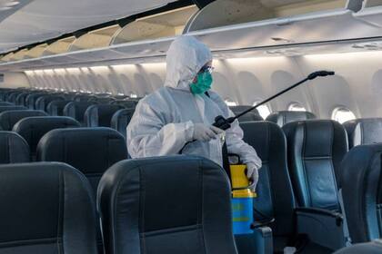 El contagio de coronavirus, un riesgo a bordo de aviones por la falta de distancia social