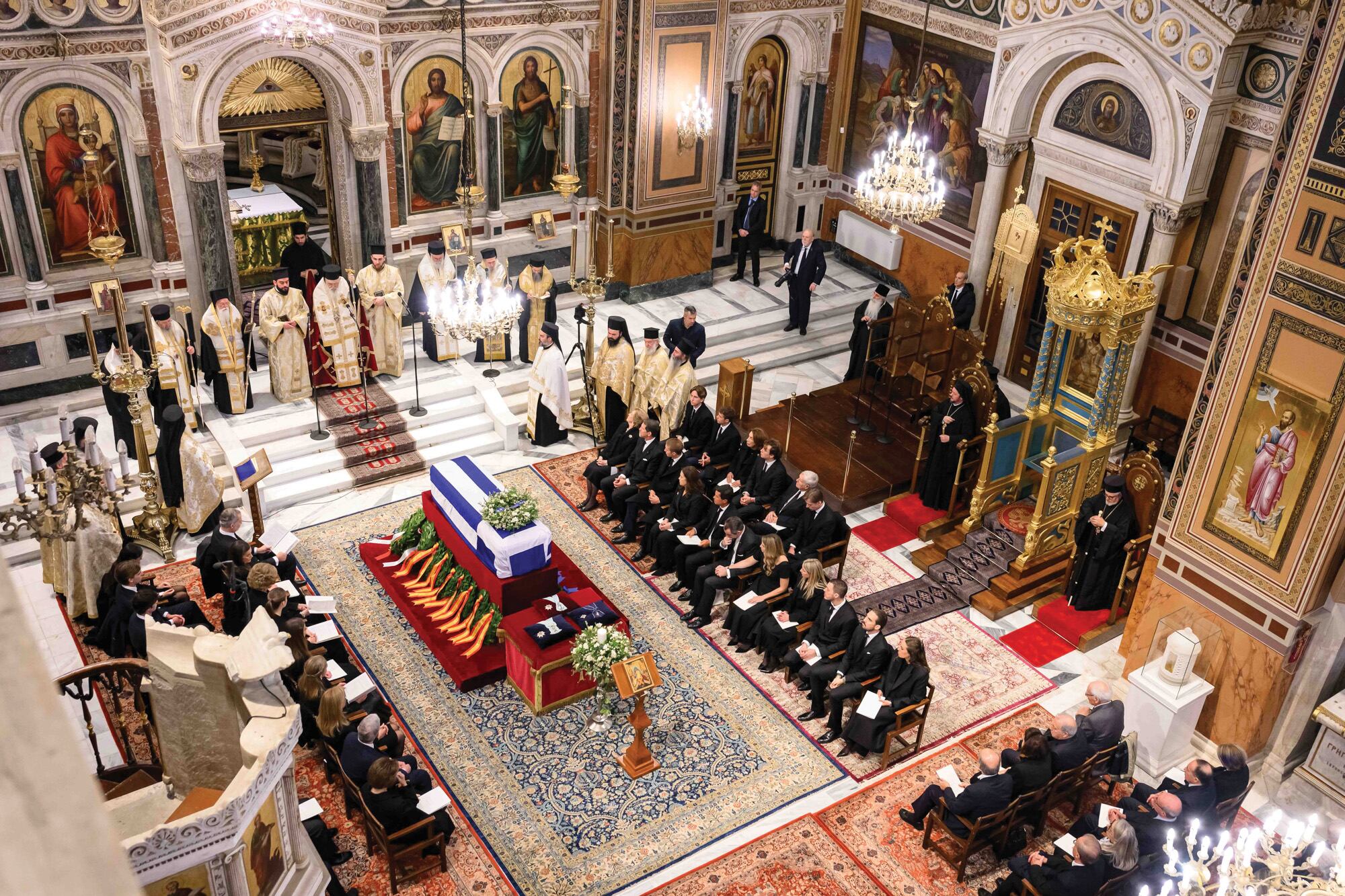 Vista del interior de la Catedral, presidida por el féretro y decorada con flores blancas. En medio de la emoción del último adiós, el coro entonó los solemnes cantos bizantinos propios del rito ortodoxo