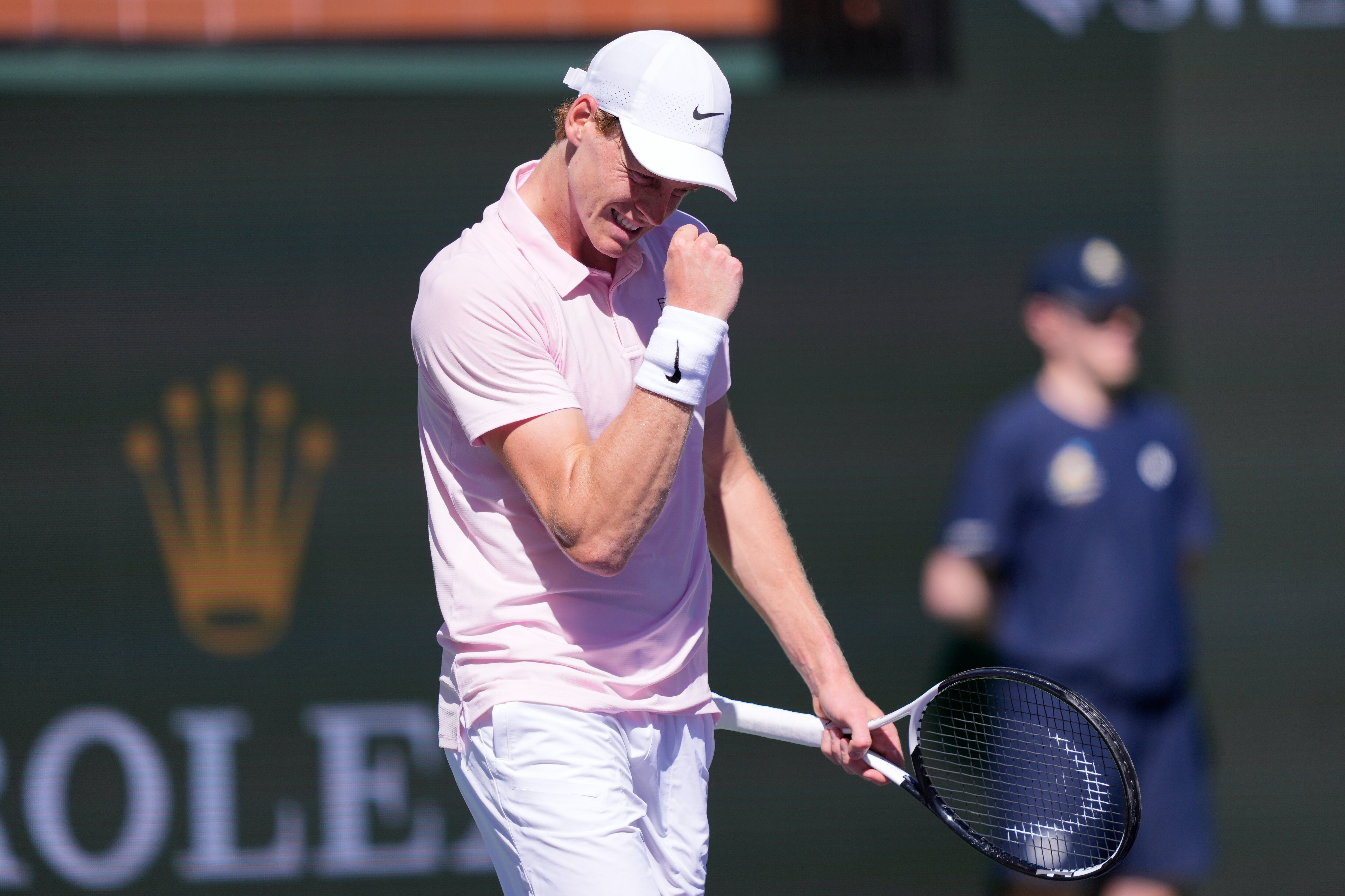 Jannik Sinner celebra luego de la victoria ante Learner Tien en cuartos de final