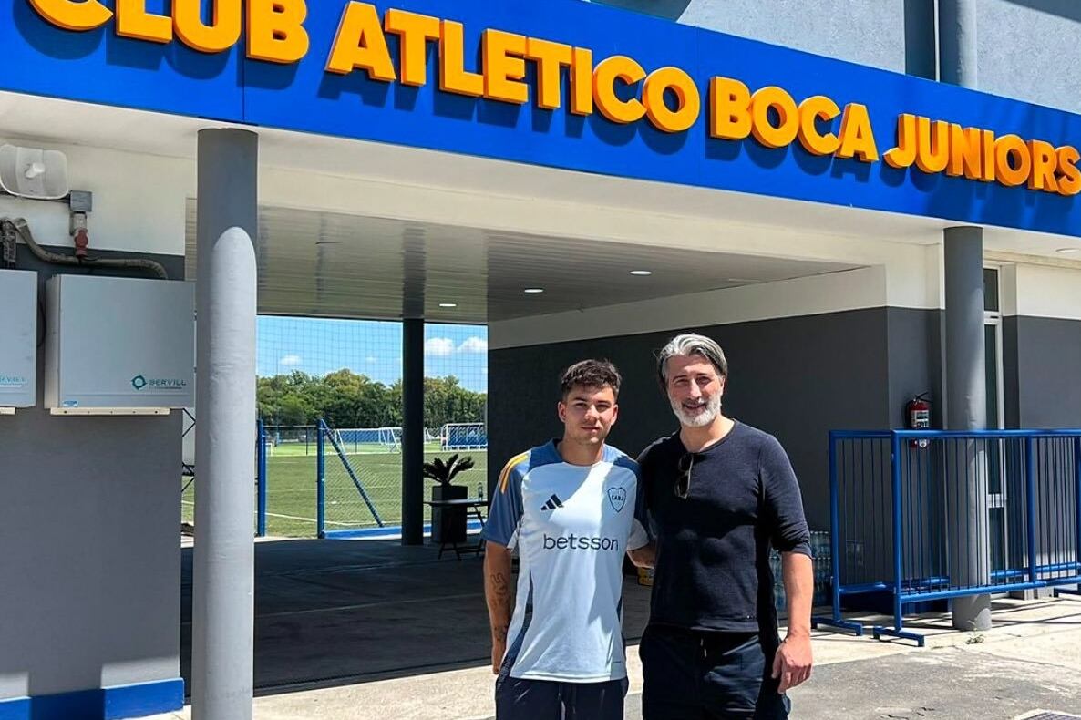 Lucas Blondel y el entrenador de la Selección de Suiza, Murat Yakin, en el predio de Boca