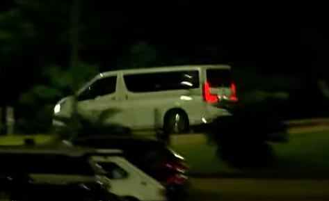 La camioneta de patente brasileña ingresando al aeropuerto