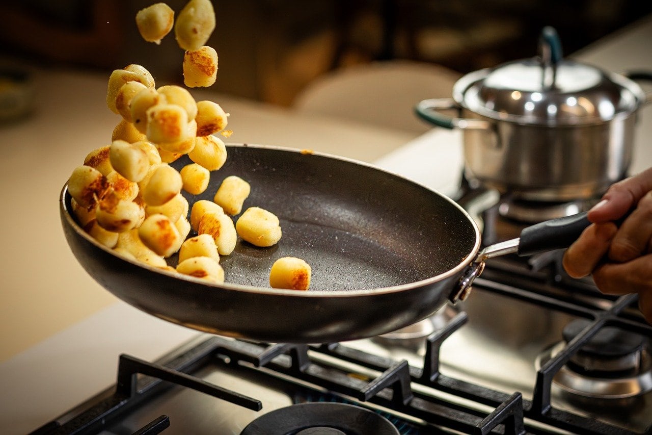 Es muy común que las sartenes se desgasten y pierdan el antiadherente con el uso diario (Foto ilustrativa: Pixabay)