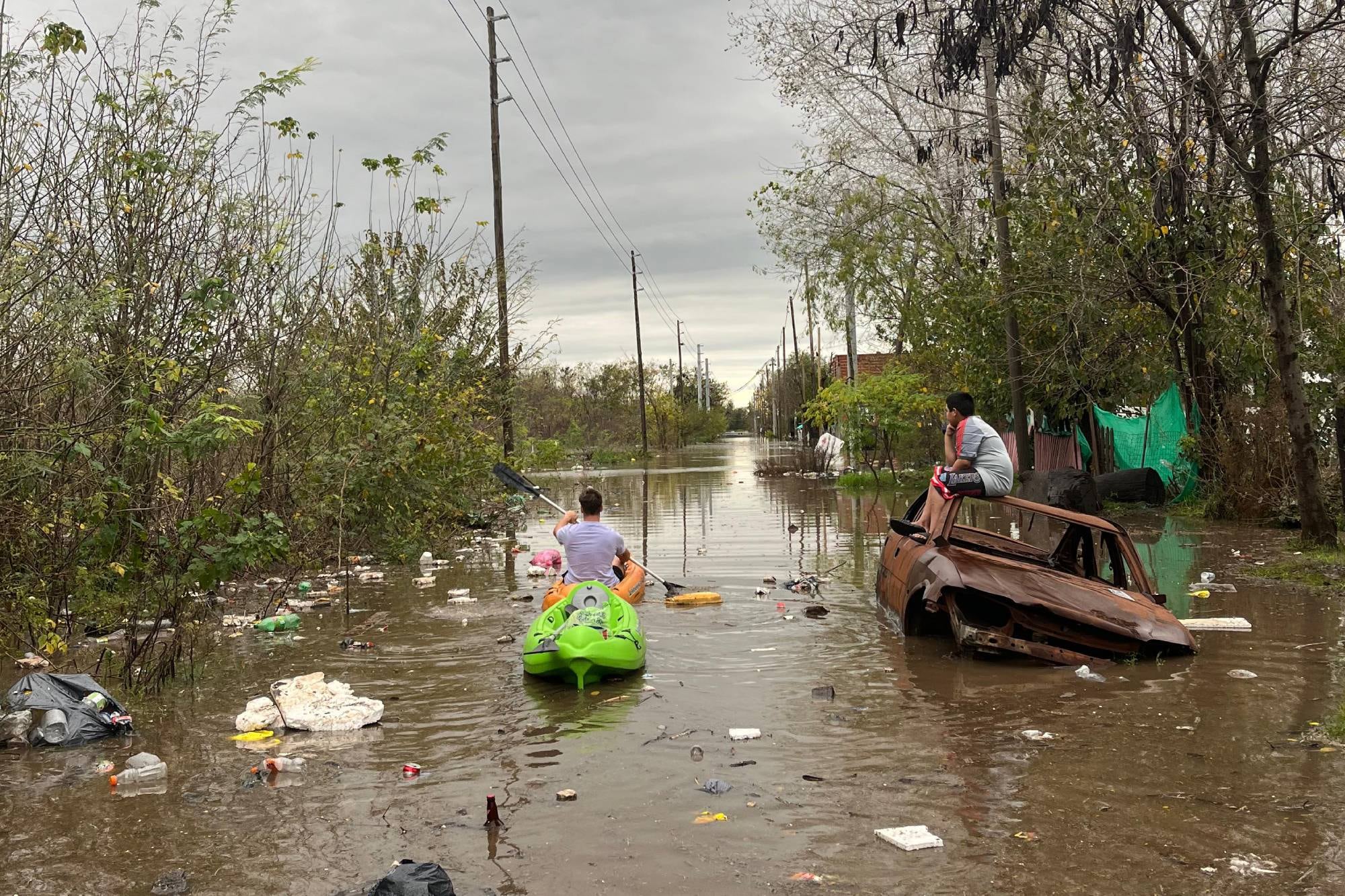Paola, quien está evacuada junto a sus hijos en una casa junto a 11 familias más, cuenta que perdieron hasta los útiles de los niños