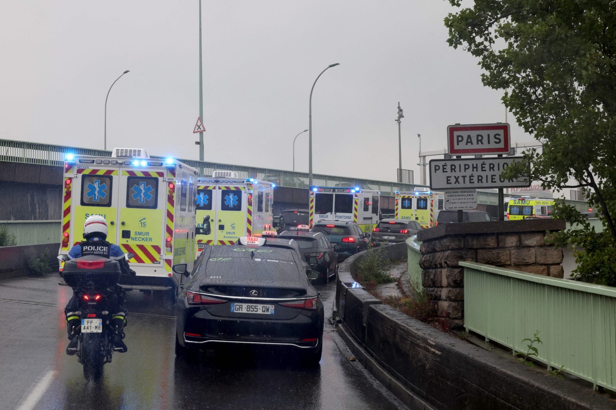 Brote de hantavirus: uno de los evacuados dio positivo y otro presentó síntomas 7 En París, ambulancias transportaron a pasajeros franceses del MV Hondius tras el aterrizaje del avión que los repatrió (Foto de Xavier GALIANA / AFP)