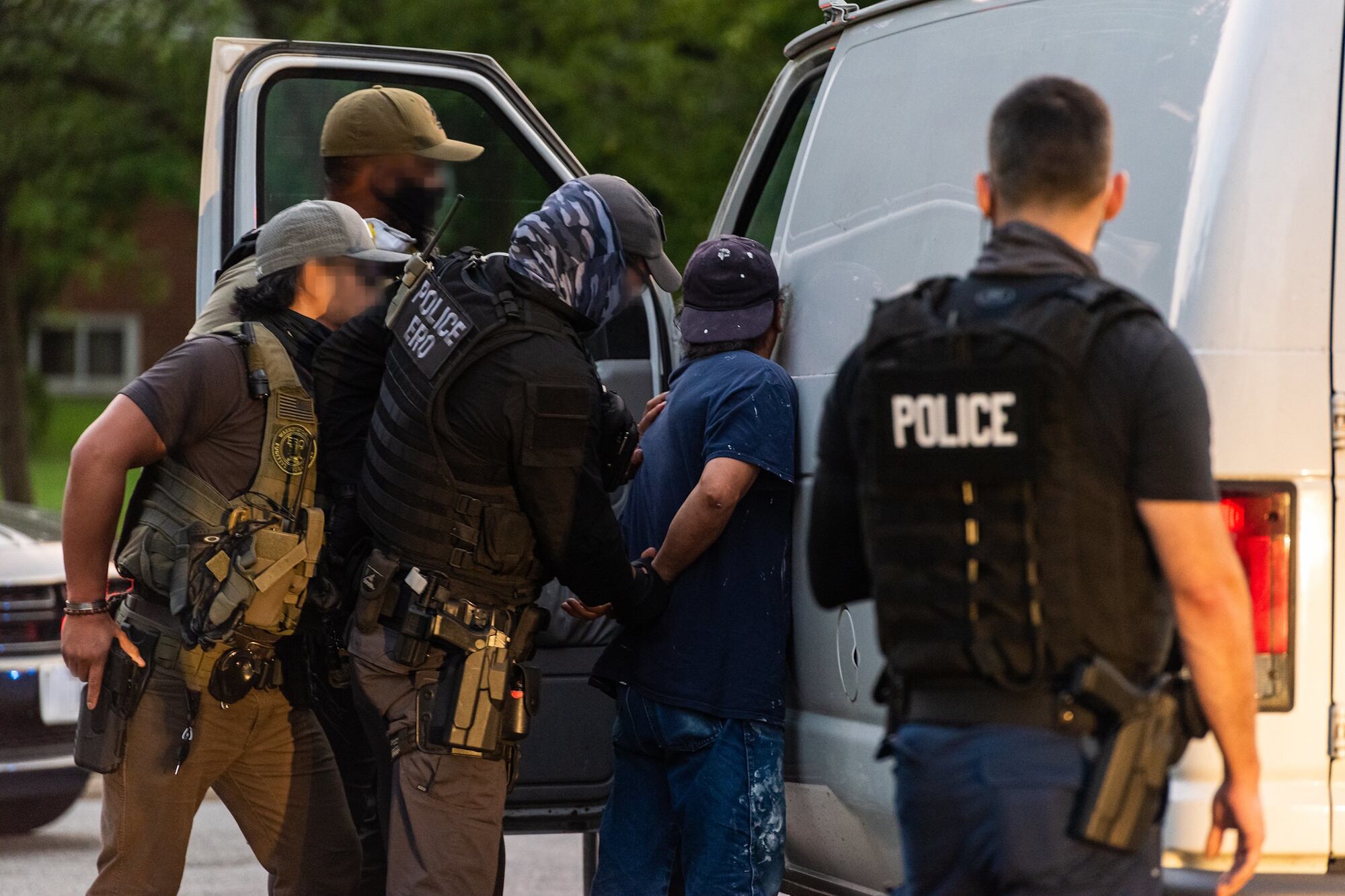 El migrante nunca debe resistirse ni obstruir el trabajo de un agente ante una detención del ICE en Miami