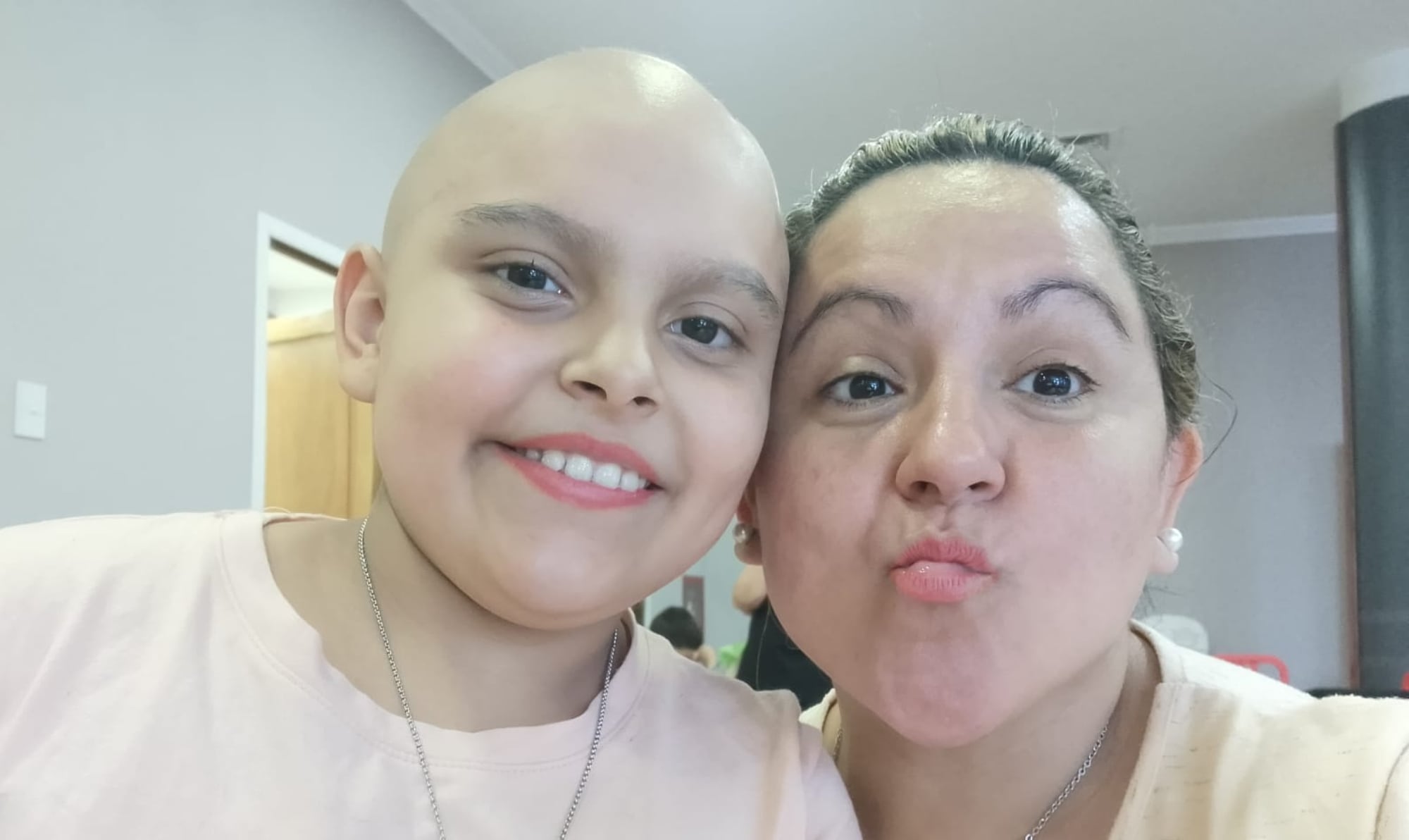 Los primeros años de Mía transcurrieron en una dulzura inolvidable. Jugaba con una vitalidad que llenaba la casa de risas, y su primera palabra,