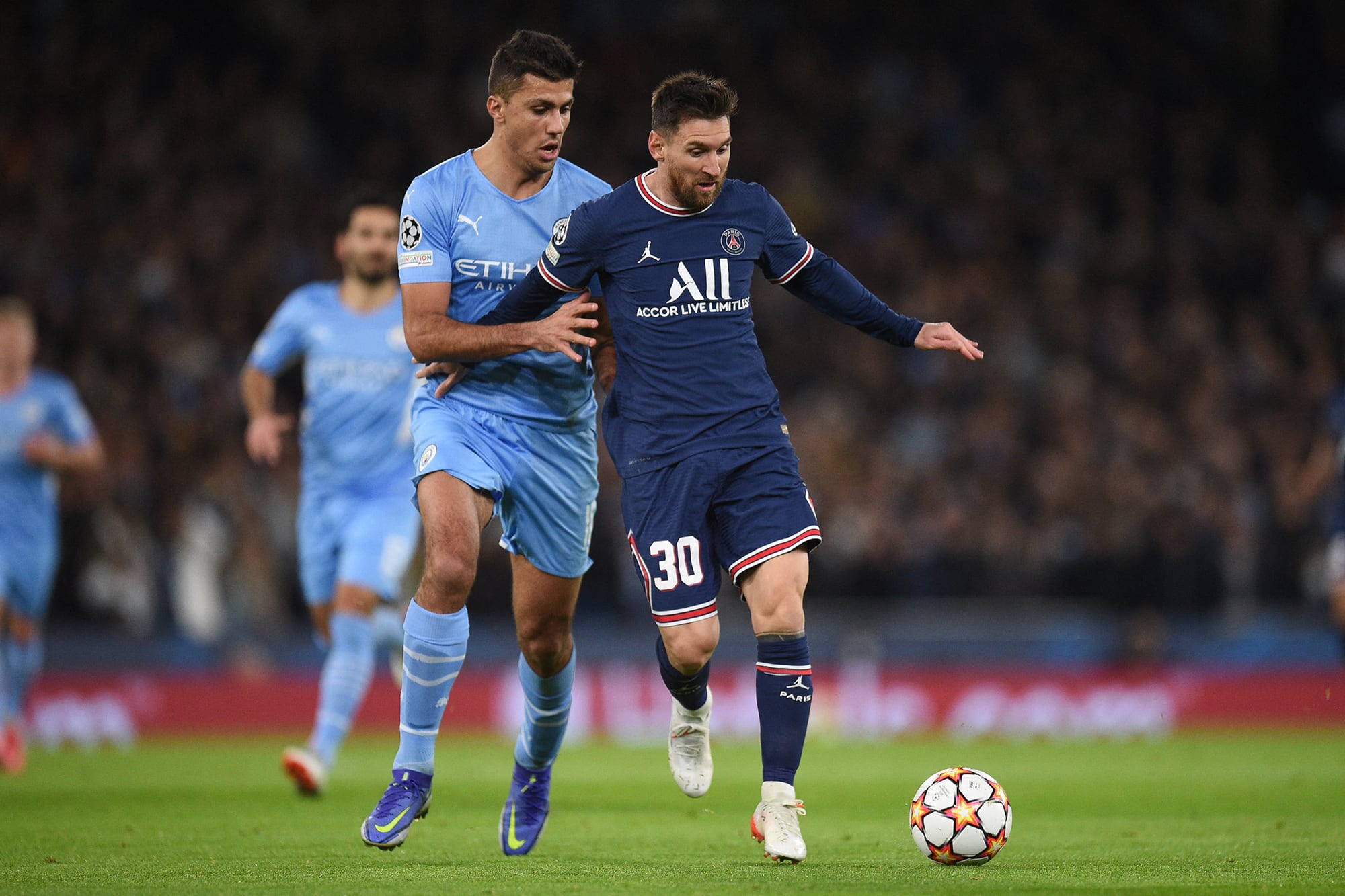 Messi, frente a Inglaterra: los millones que le ofrecieron y cuando casi se lo llevan de adolescente 8 Messi, en tiempos de PSG, frente a Manchester City; lo marca el español Rodri (Photo by Oli SCARFF / AFP)