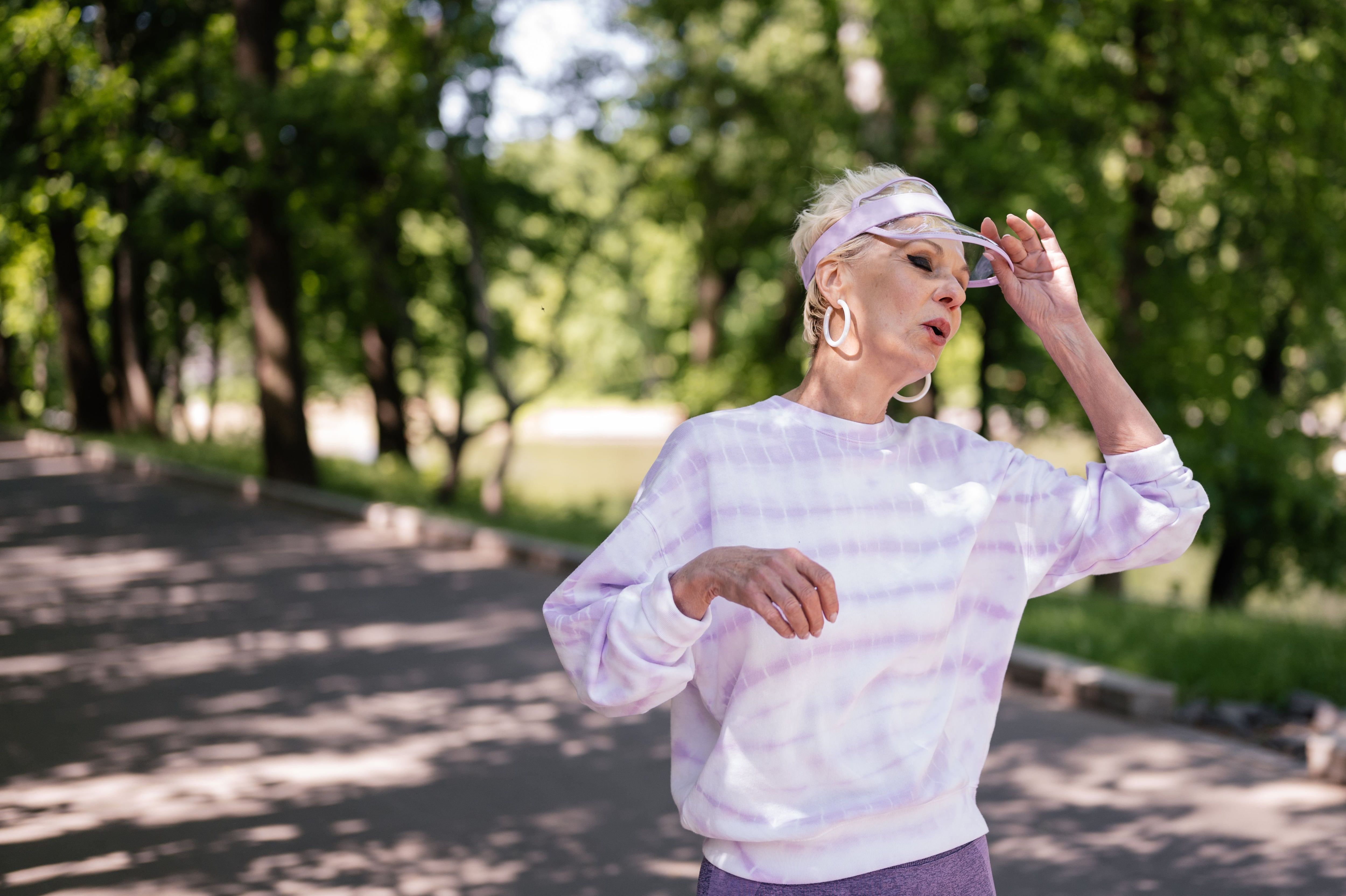 Caminar puede ser un excelente ejercicio después de los 60, pero sumar horas no es la clave para que realmente funcione